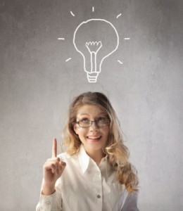 9122195-sonriendo-empresaria-tener-una-idea-con-bombilla-sobre-su-cabeza