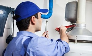 322421-tecnico-reparando-una-caldera.w1024